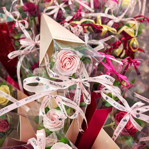 Martisor - Cutie tip con cu un trandafir de sapun