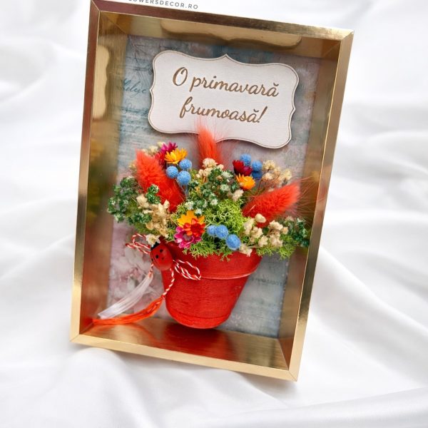 Rama cu mesaj „O primavara frumoasa!” decorata cu licheni si flori stabilizate, auriu