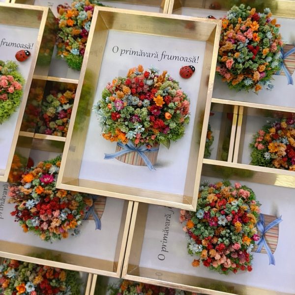 Rama Gypso cu mesaj „O primavara frumoasa!” decorata cu licheni si flori stabilizate, auriu